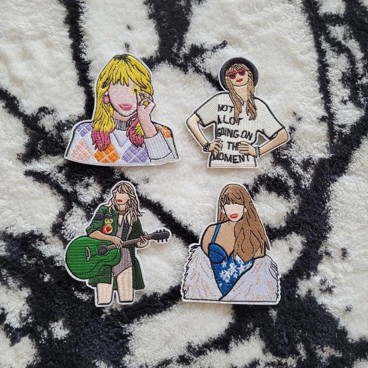 Taylor Swift patches set van 4, Verzamelen, Muziek, Artiesten en Beroemdheden, Nieuw, Ophalen of Verzenden
