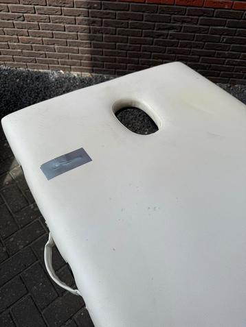 Massage tafel lichtgewicht en in hoogte verstelbaar beschikbaar voor biedingen