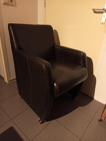 Vier leren fauteuils beschikbaar voor biedingen