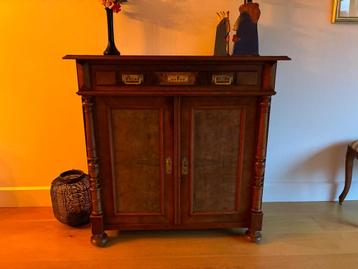 Mooie “commode” kast van notenhout met lade beschikbaar voor biedingen