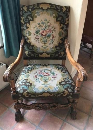 2142 Vintage Fauteuil met Bloemenmotief beschikbaar voor biedingen