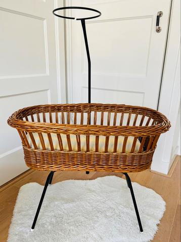 Vintage rotan poppenwieg poppenbedje beschikbaar voor biedingen