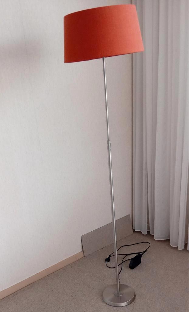 Stijlvolle Staande Lamp met Oranje Kap, Huis en Inrichting, Lampen | Vloerlampen, Zo goed als nieuw, 150 tot 200 cm, Metaal, Stof