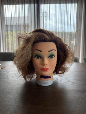 Kappers oefenhoofd beschikbaar voor biedingen