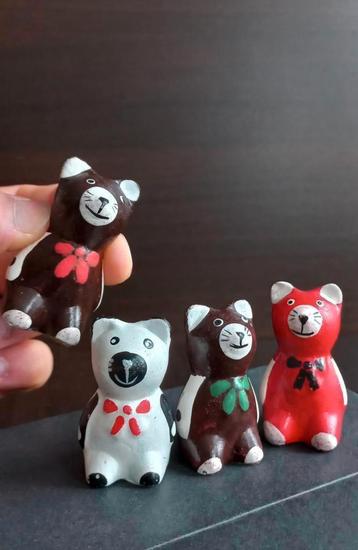 Zeldzame set beelden van Vier kleine beren ca. 6 cm per stuk beschikbaar voor biedingen