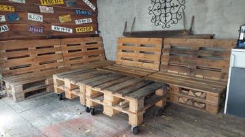 Pallet banken en 2 tafels beschikbaar voor biedingen