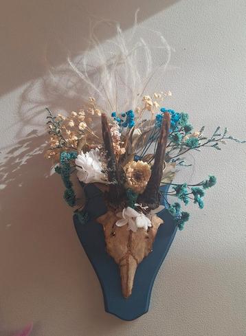 Wanddecoratie met ree gewei en droogbloemen beschikbaar voor biedingen