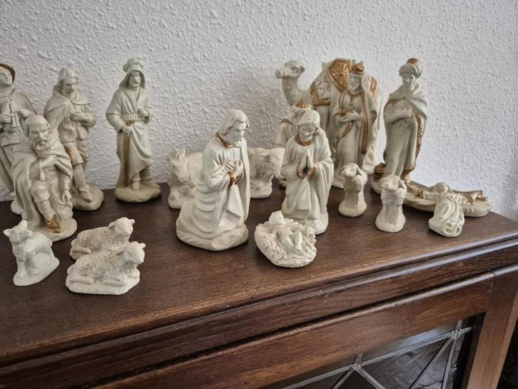 Kerststal 19-delig, Creme/Goud, Grootste Beeld 18cm, Antiek en Kunst, Antiek | Religie, Ophalen of Verzenden