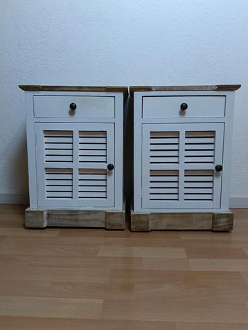2 nachtkastjes  beschikbaar voor biedingen