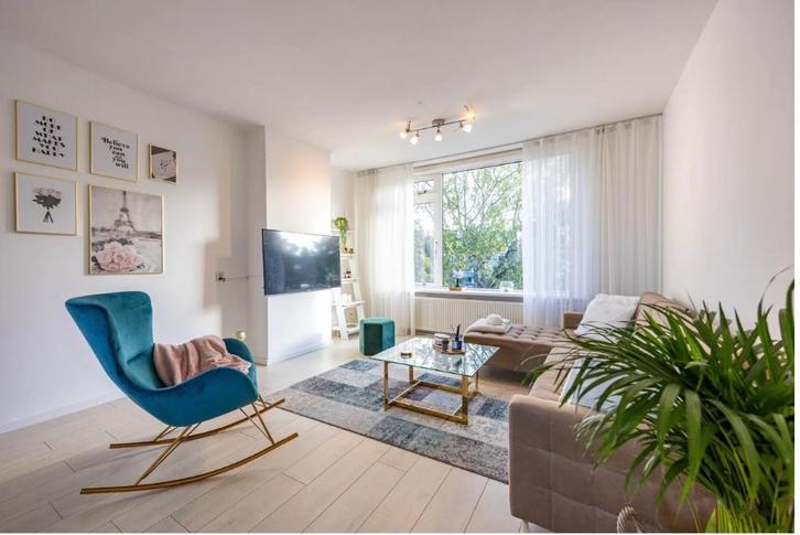Stijlvolle slaapbank + glazen salontafel + 6 muurdecoraties+, Huis en Inrichting, Banken | Complete zithoeken, Zo goed als nieuw