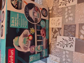 Nieuwstaat. Winfun muziekmobiel babyprojector 3-in-1   beschikbaar voor biedingen
