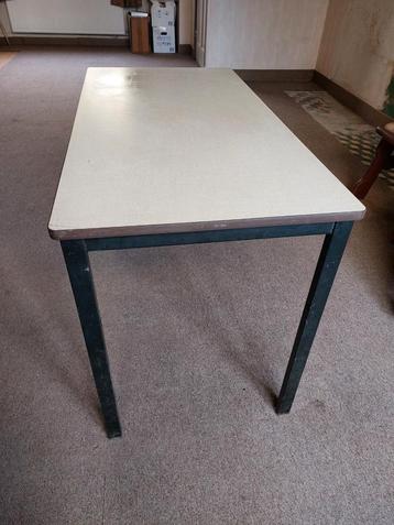 Stevige Formica tafel jaren 60 / 70 beschikbaar voor biedingen