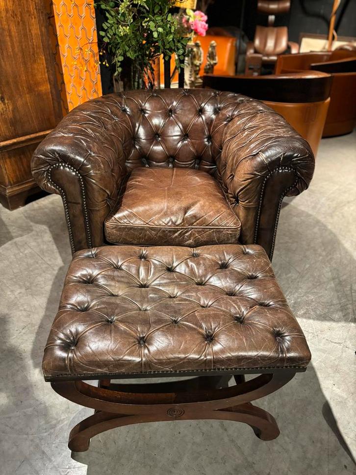 Antieke Chesterfield Clubfauteuil met Hocker, Huis en Inrichting, Fauteuils, Gebruikt, Hout, Leer, 75 tot 100 cm, 75 tot 100 cm