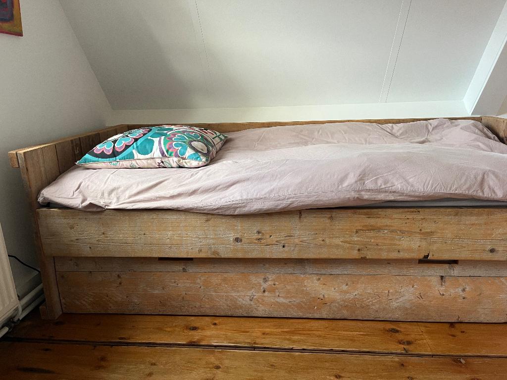 Mooi steigerhouten bed met onderschuifbed, Kinderen en Baby's, Kinderkamer | Bedden, 85 tot 100 cm, Zo goed als nieuw, 180 cm of meer