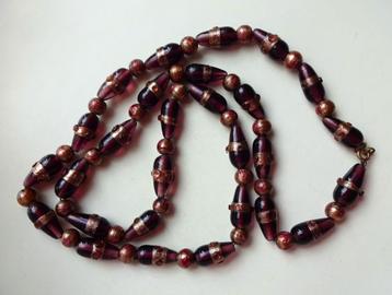 Vintage ketting: aubergine paars + goud glazen kralen. 85 cm beschikbaar voor biedingen