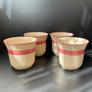 Vier crèmekleurige keramieke bloempotten beschikbaar voor biedingen