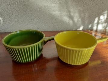 Vintage kommetjes met steel groen en geel beschikbaar voor biedingen