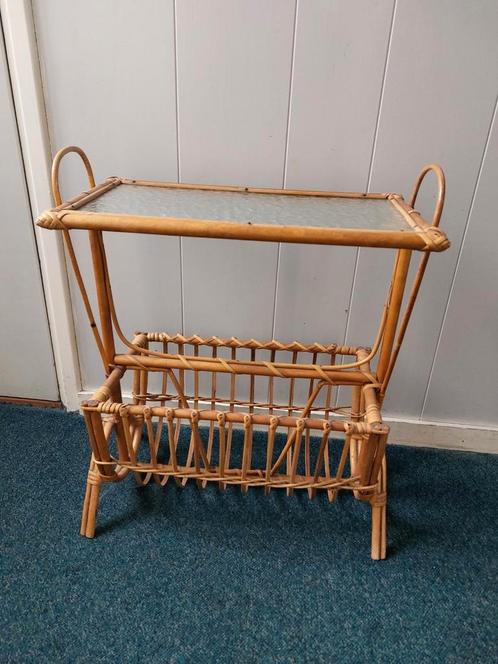 Vintage rotan bijzettafeltje met tijdschriftenrek jaren 60, Verzamelen, Retro, Huis en Inrichting, Ophalen