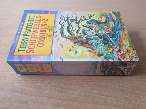 Terry Pratchett - Schijfwereld omnibus 2, Boeken, Fantasy, Gelezen, Ophalen of Verzenden