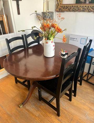 Houten eettafel beschikbaar voor biedingen