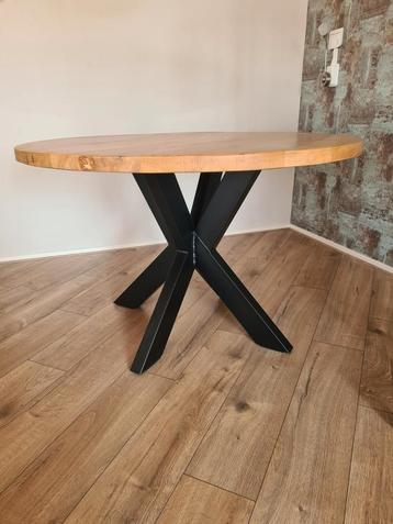 Licht Eiken Ronde Tafel met Stalen X-Poot beschikbaar voor biedingen