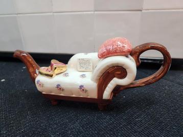 Theepot in de vorm van een sofa beschikbaar voor biedingen