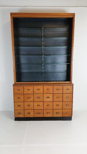 Vintage Apothekerskast – Authentiek en Karaktervol beschikbaar voor biedingen