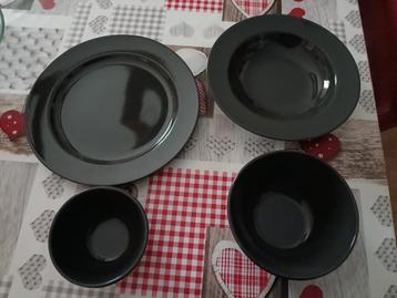 Grijs servies Ikea zgan beschikbaar voor biedingen