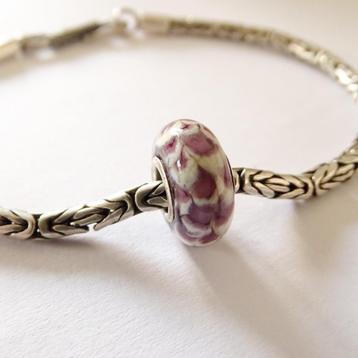 Handgemaakte Trollbeads-stijl glaskraal paars beige stippen beschikbaar voor biedingen