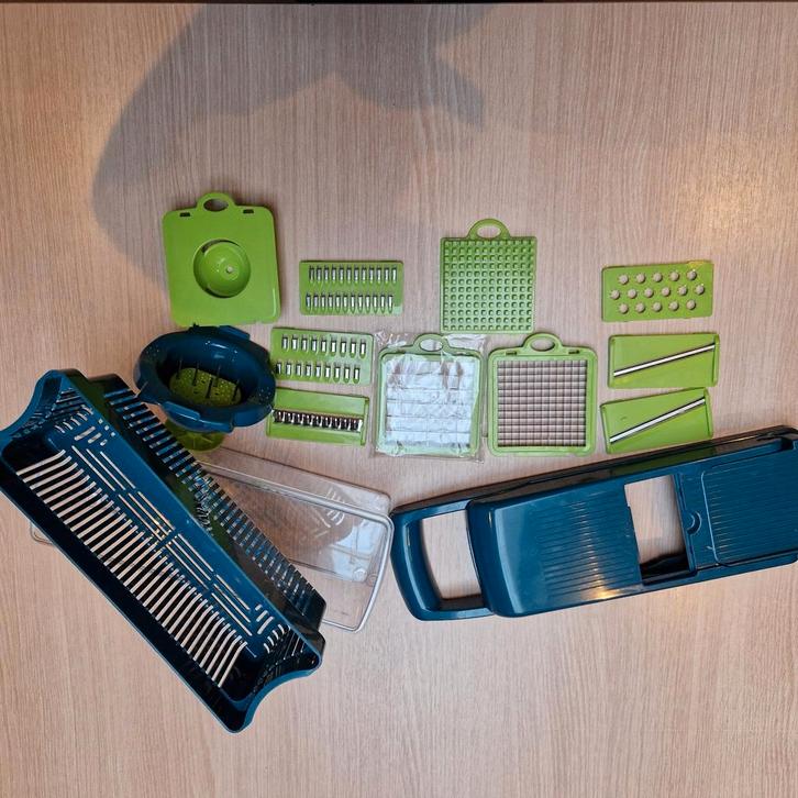 Te koop Groentesnijder met diverse messen, Huis en Inrichting, Keuken | Keukenbenodigdheden, Zo goed als nieuw, Ophalen of Verzenden