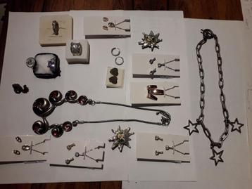 COLLECTIE VINTAGE SIERADEN( colliers,ringen,oorbellen enz   beschikbaar voor biedingen