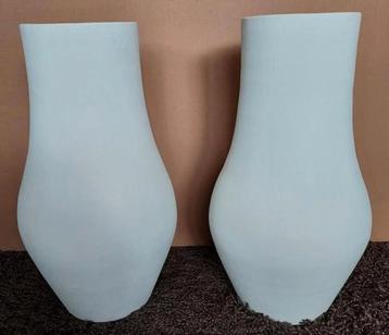 Twee terracotta vazen, 50 cm hoog beschikbaar voor biedingen