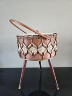 Vintage / retro naaidoos / fournituren opbergdoos op pootjes, Hobby en Vrije tijd, Naaien en Fournituren, Ophalen of Verzenden