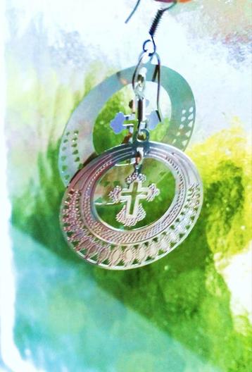 Oude oorbellen.

 beschikbaar voor biedingen