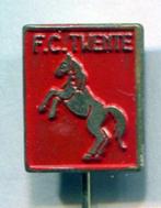 F.C. Twente rood op koper voetbal club speldje ( Z_179 ), Verzenden, Nieuw, Sport, Speldje of Pin