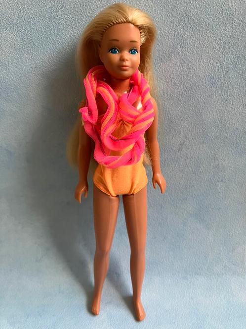 Barbie Beach Time Skipper 1984, Verzamelen, Poppen, Gebruikt, Kleertjes, Verzenden