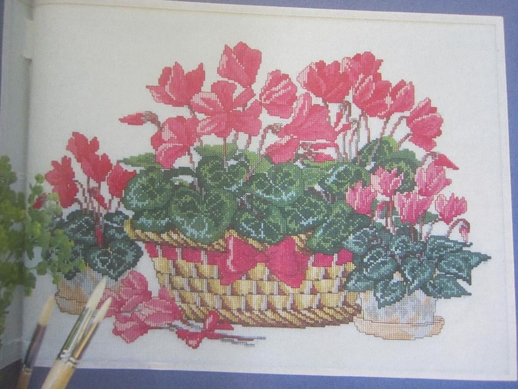 borduurpatroon mand met CYCLAMEN, Ophalen of Verzenden, Zo goed als nieuw, Handborduren, Patroon