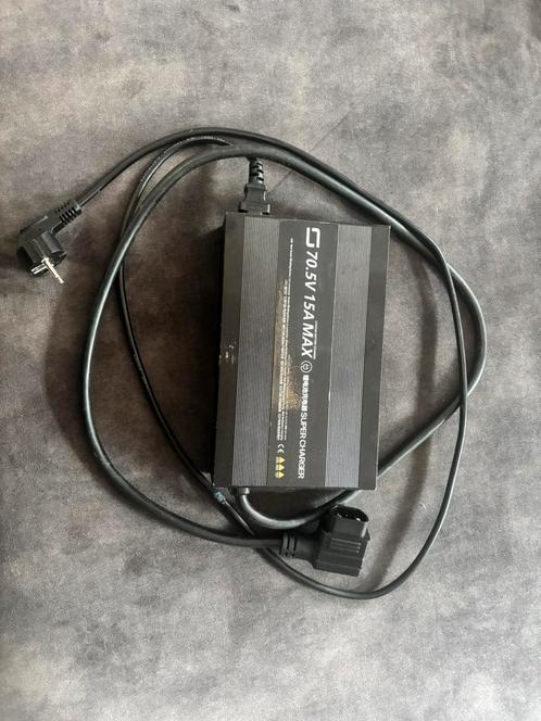 Oplader SuperSoco CPX 2023 70.5V 15A supercharger, Fietsen en Brommers, Brommeronderdelen | Scooters, Gebruikt, Overige merken