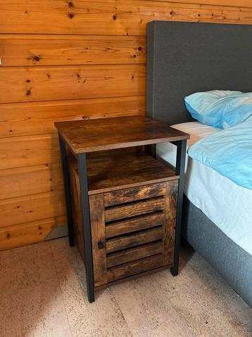 Houten Nachtkastje met Deur beschikbaar voor biedingen