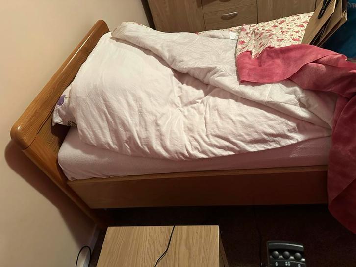 Gratis - Houten Eenpersoonsbed Verstelbaar, Huis en Inrichting, Slaapkamer | Bedden, Zo goed als nieuw, Eenpersoons, 90 cm, 200 cm