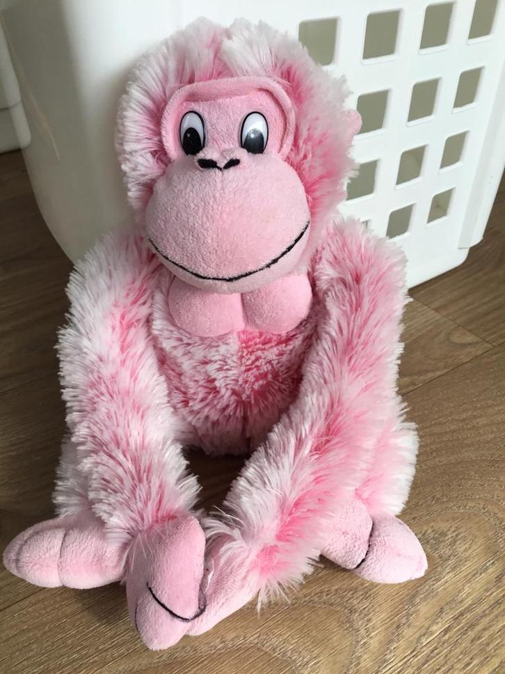 Leuke roze pluche knuffel aap met klittenband aan handen, Kinderen en Baby's, Speelgoed | Knuffels en Pluche, Zo goed als nieuw