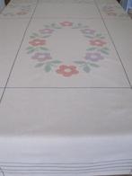Zacht beige tafelkleed met hand geborduurde bloemen., Antiek en Kunst, Curiosa en Brocante, Ophalen of Verzenden