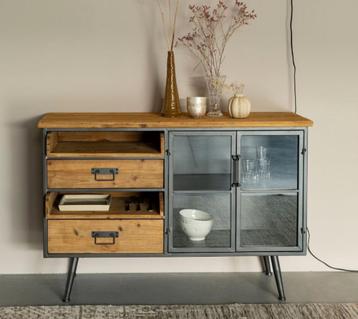 Trendy vintage Industrieel dressoir beschikbaar voor biedingen