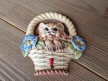 Prachtig Zeldzaam Vintage Wandbord Kat Poes in Mand Keramiek beschikbaar voor biedingen