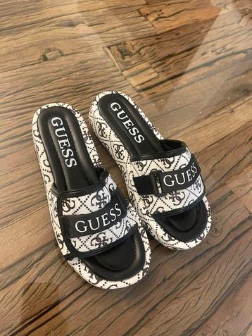 Guess slippers beschikbaar voor biedingen