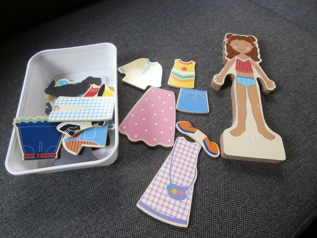 pop met magneet kleertjes kleding ontwerpen aankleedpop, Ophalen of Verzenden, Gebruikt, Overige typen