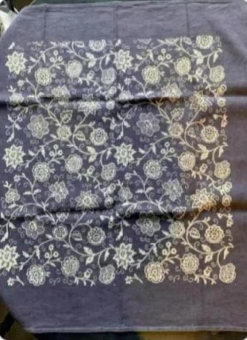 Blauw dekservet, tafellaken, kleedje; wit bloemen ; 75 x 75, Huis en Inrichting, Tafelkleden, Gebruikt, Vierkant, Binnen, Ophalen of Verzenden