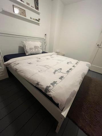 Mooi, stevig wit houten bed van IKEA voor twee personen