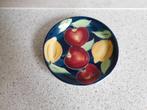 Bord 11 cm. Blauw Rode Appel en Citroen Vic's Handpainted, Ophalen of Verzenden, Zo goed als nieuw, Bord(en), Overige stijlen