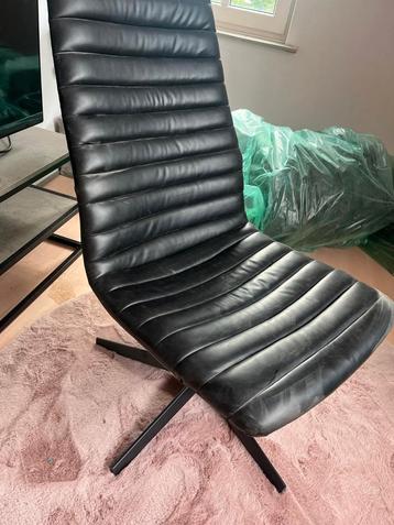 Zwarte lederen design stoel beschikbaar voor biedingen
